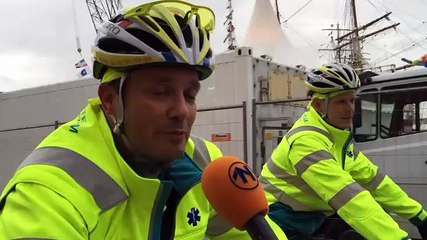 Fietsend ambulancepersoneel tijdens DelfSail - RTV Noord