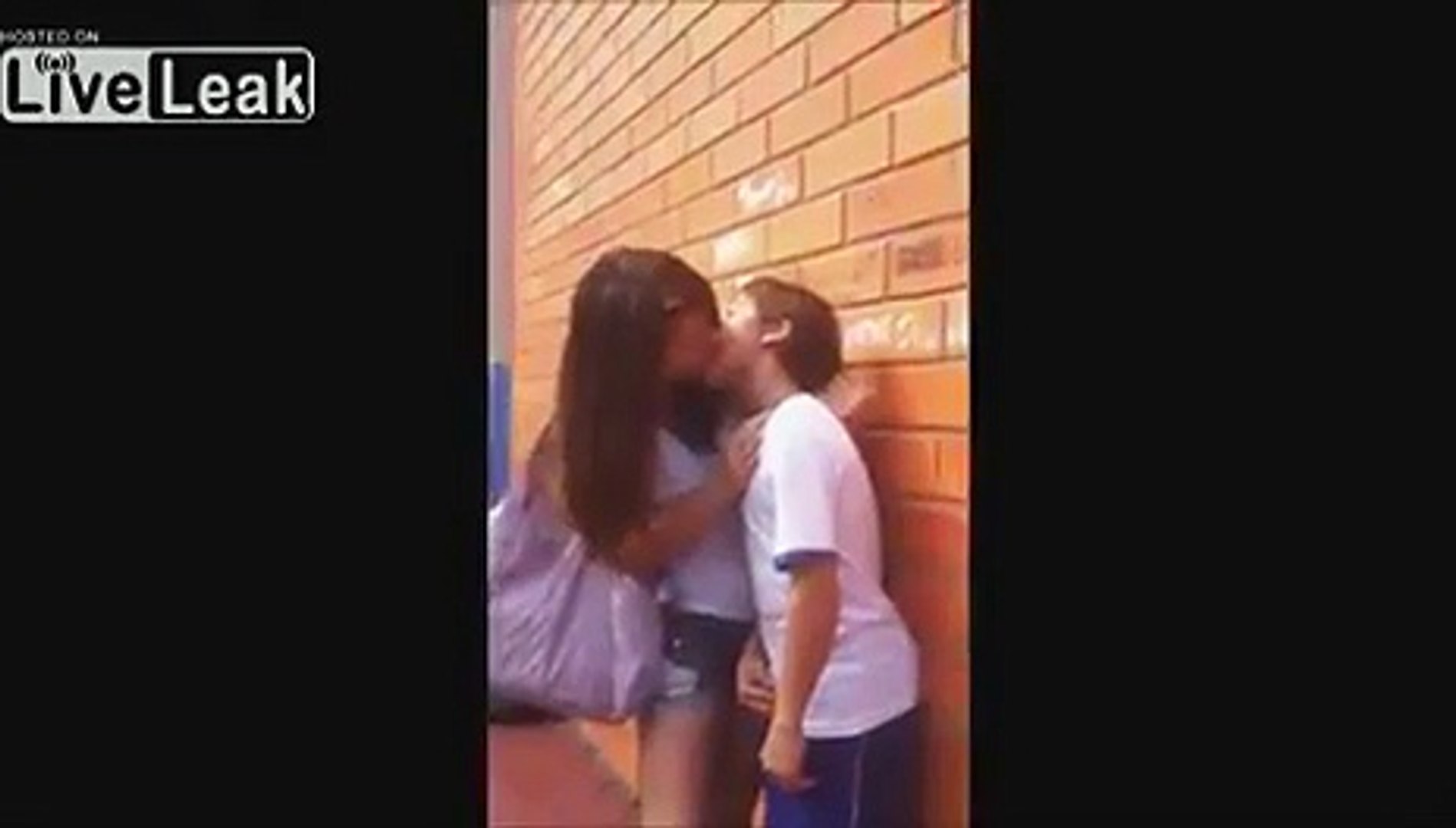 Brazilian Girl Teaches Her Cousin How To in Public - video Dailymotion