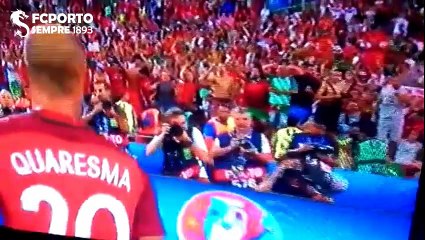 Quaresma abraça Madureira depois de marcar o último penalti frente a Polónia