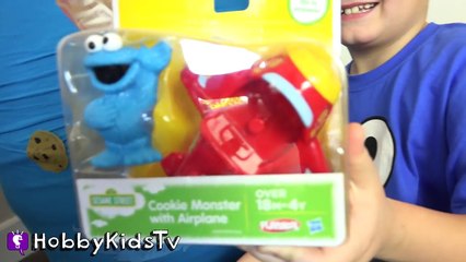 World's Biggest COOKIE MONSTER Surprise Egg! Sesame Street Toys HobbyKidsTV_10