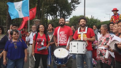 Manifestantes denuncian la celebración del Día del Ejército en Guatemala