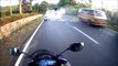 Ce motard se couche sur la route pour éviter un accident fatal!