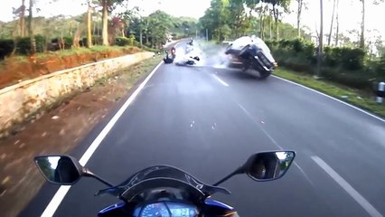 Download Video: Un motard se couche afin d'éviter un accident avec une voiture