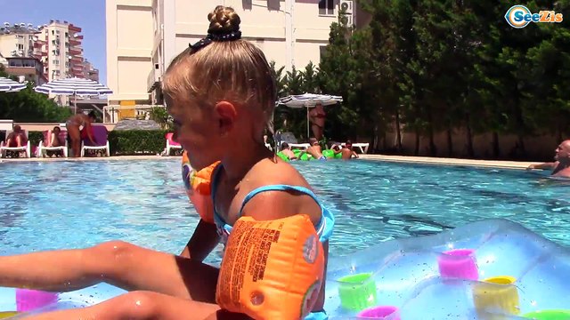 Ярослава и Кукла Штеффи купаются в бассейне. ОГРОМНЫЙ ВОЗДУШНЫЙ ШАР! Doll Steffi Bath Time