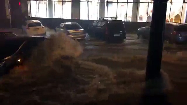Машину смыло водой. Потоп в Ростове на Дону 30 июня 2016.