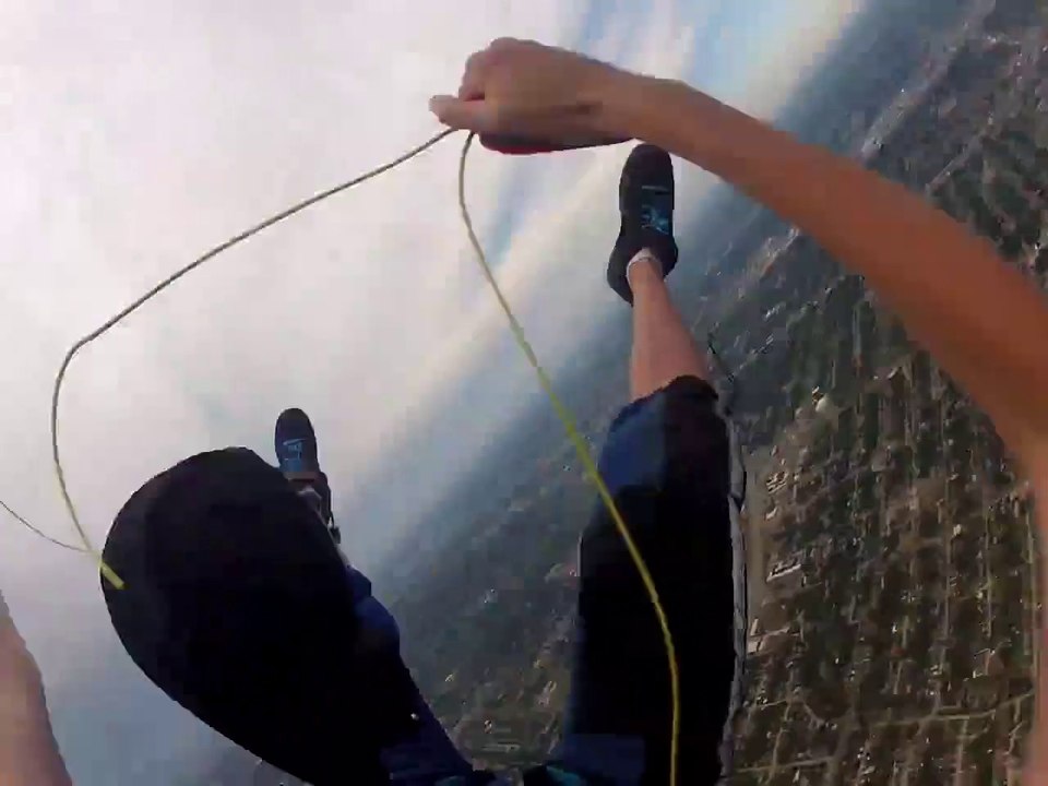 Un parachutiste perd son parachute