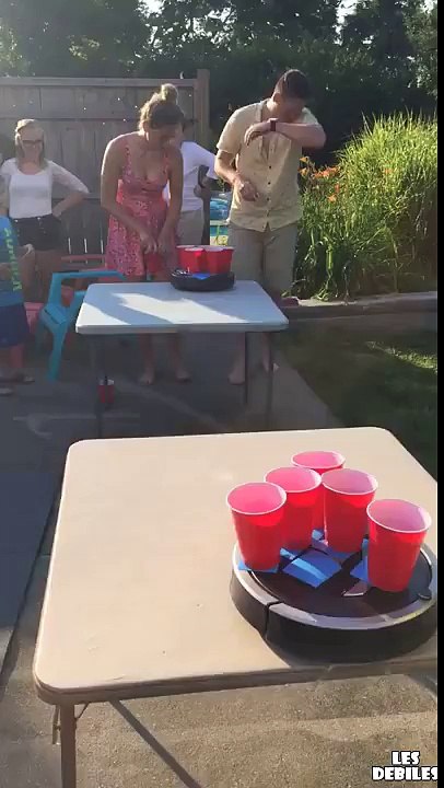 Le nouveau jeu d'alcool : beer pong avec des aspirateurs roomba