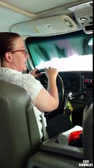 Une maman reste dans sa voiture lors du lavage automatique