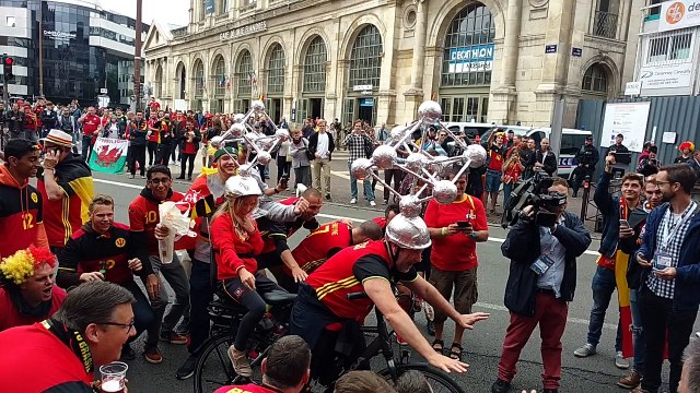 Un cycliste aux couleurs belges met l'ambiance : Merci Francis! Merci