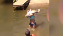 Chica pesca con las manos una carpa de río gigante