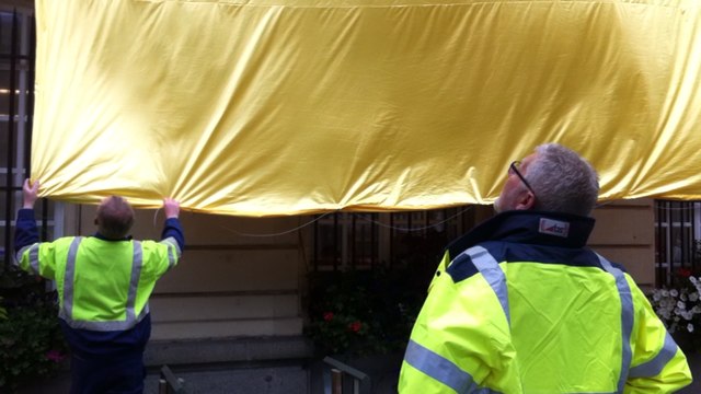 Le maillot jaune hissé sur le fronton de la mairie