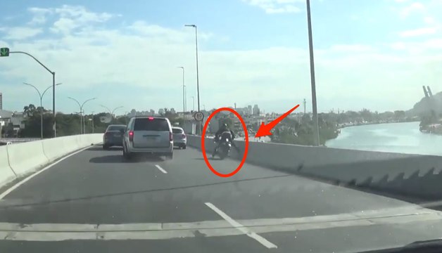 Un motard tombe d'un pont de 15 mètres de haut suite à une collision !
