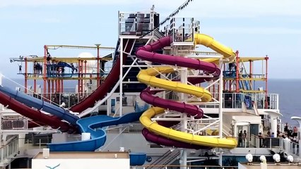 Un avion frôle un bateau de croisière