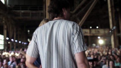 HalleluJah chanté par 1500 personnes dans une usine abandonnée .. superbe !