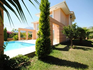 Antalya Kemerde denize 400m uzaklıkta eşyalı kiralık villa