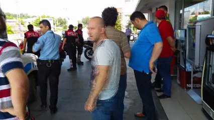 BIÇAKLANARAK YARALANAN GENÇ CANINI MARKETE KAÇARAK KURTARDI