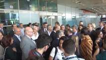Seda Sayan Atatürk Havalimanı'nda Ölenler İçin Karanfil Bıraktı