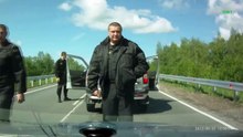 NU te pune cu POLIȚIA rusă! Nu a lăsat DUBA să reintre la timp pe banda de mers și a primit o corecție de la polițiștii