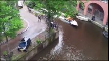 Une Smart se fait éjecter dans un canal à Amsterdam par un Porsche Cayenne