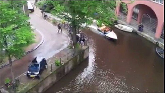 Une Smart se fait éjecter dans un canal à Amsterdam par un Porsche Cayenne