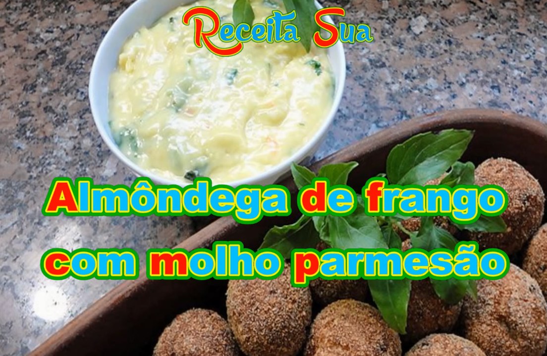 Almôndega de frango com molho parmesão.