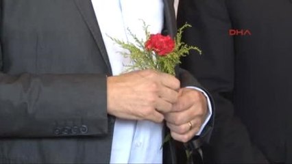 Konsoloslar Atatürk Havalimanı'nda Patlamanın Olduğu Yere Çiçek Bıraktı