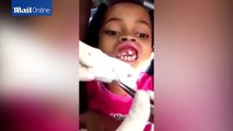 Le dentiste trouve quelque chose d'incroyable dans la bouche de cette enfant