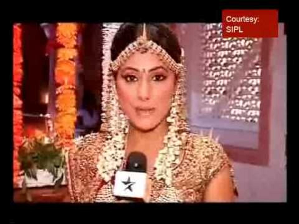 Akshara looking beautiful as a bride but her mom too steals the show