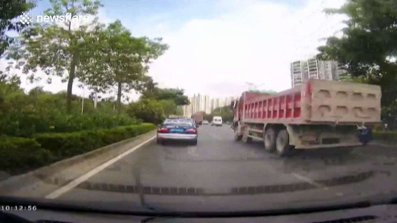 Lorry crashes into car while changing lanes