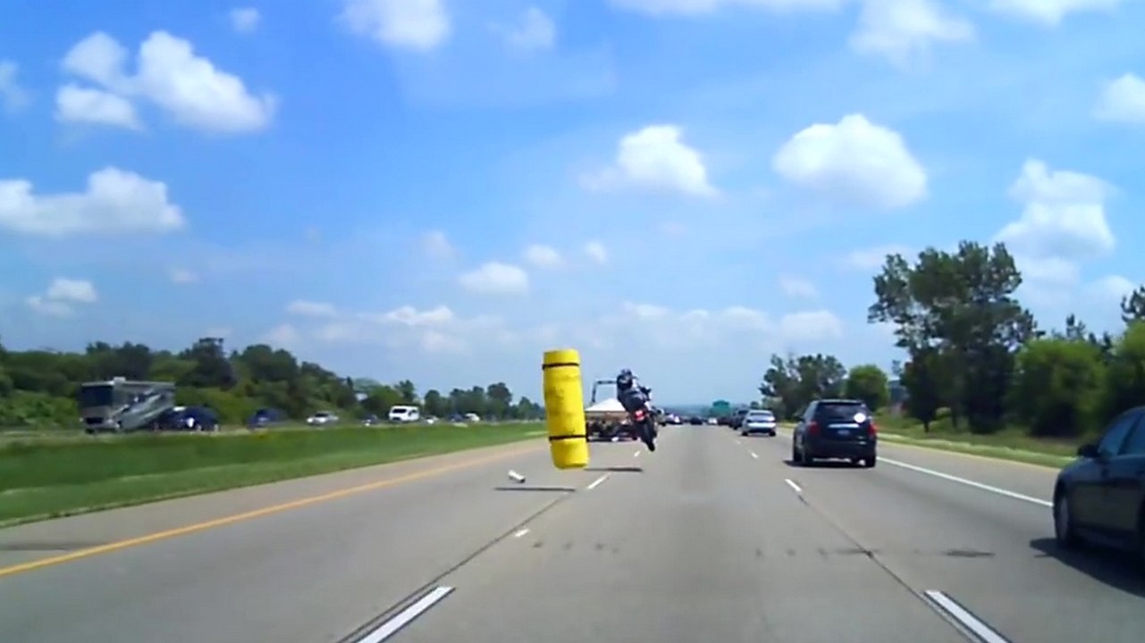 Un motard fait un énorme bon en moto