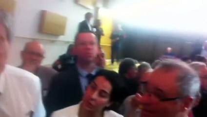 Un militant PS mécontent se fait violemment plaquer au sol devant Stéphane Le Foll