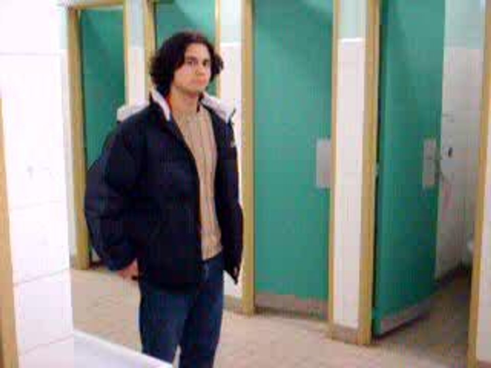 Un jeune lycéen à la véssie pleine