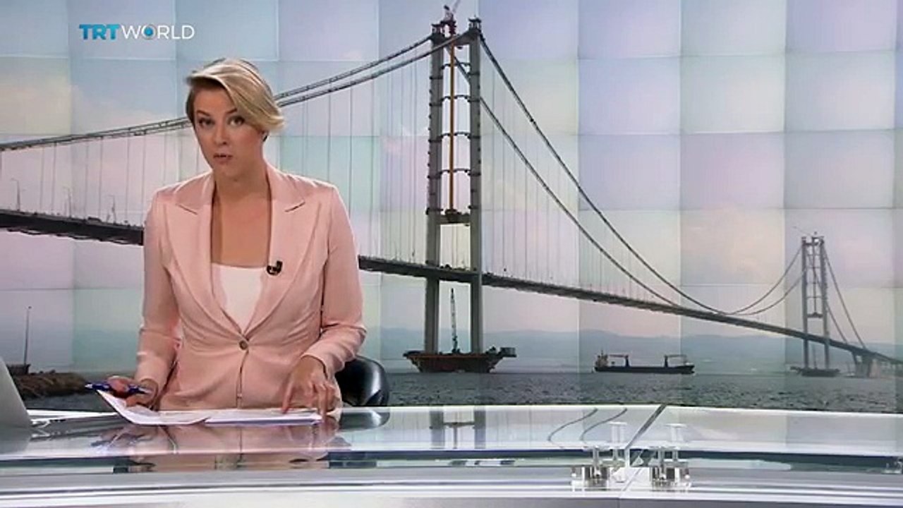 Turkish moto driver races down bridge at 400 km/h