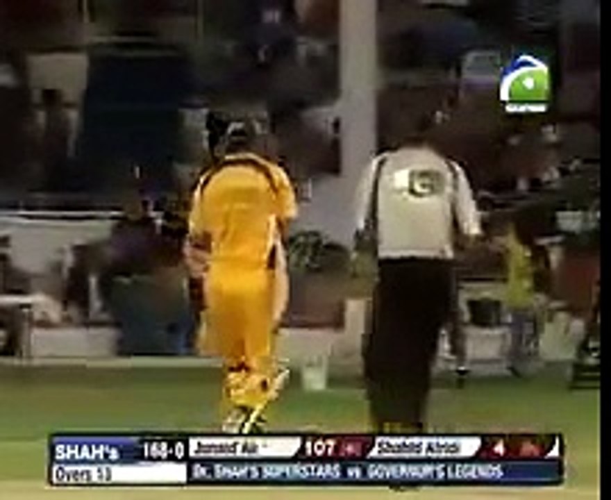 Amjad Sabri Bowling to Shahid Afridi