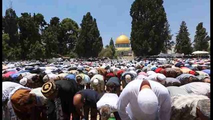 El último rezo del viernes de Ramadán congrega a miles de musulmanes en Jerusalén