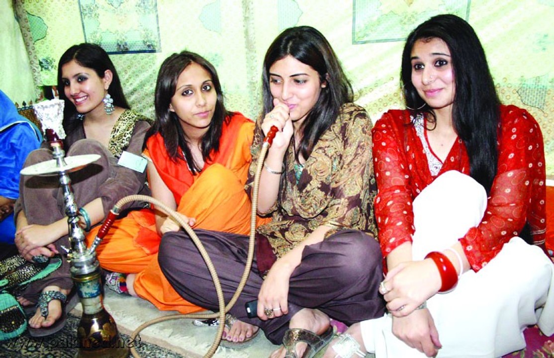 Karachi Mein Fahashi Ke Addey Par FIA Ka Chaapa, Dekhiye Tawaifein Kaise Bhaag Rahi Hain