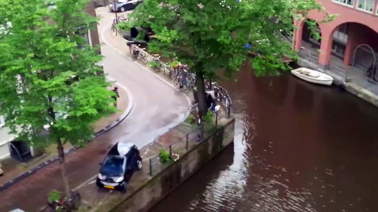 Une voiture Smart poussée dans un canal à Amsterdam