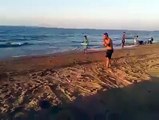 سائق دراجة نارية مائية يدهس مواطنا على شاطئ البحر (فيديو)