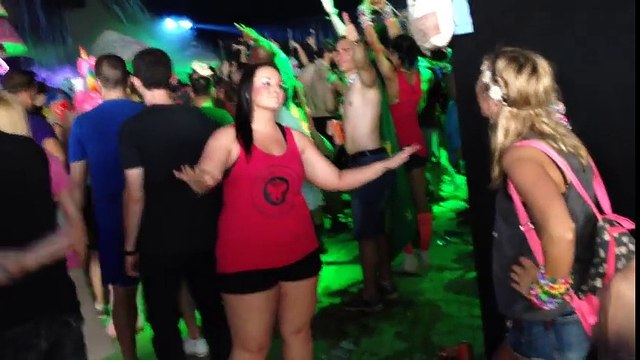 İşitme Engelli Arkadaşına Şarkıyı Dans Ederek Anlatan Arkadaş