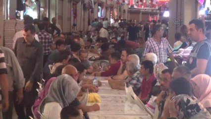 Tarihi Kapalı Çarşı'daki İftar Sofrası Kent Halkını Bir Araya Geldi