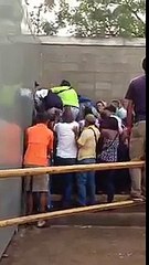 Vea como entraba un grupo de personas a un supermercado en Puerto Ordaz
