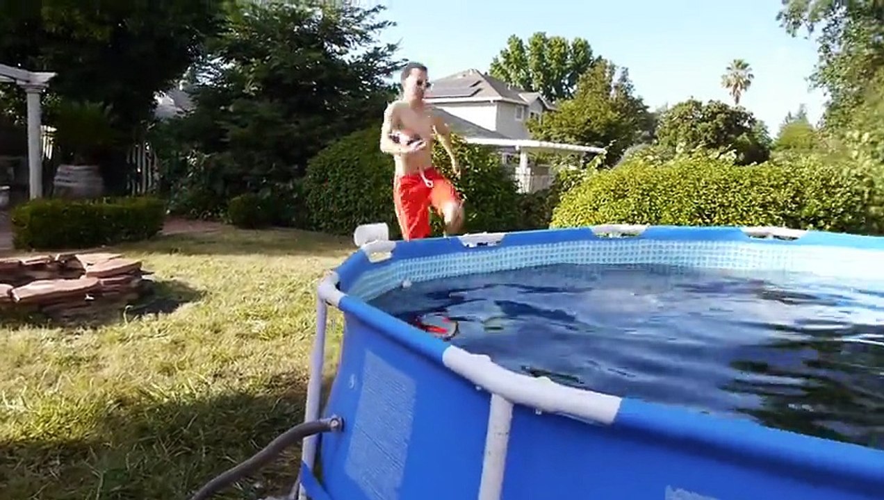 Se baigner dans une piscine remplie de Coca-Cola