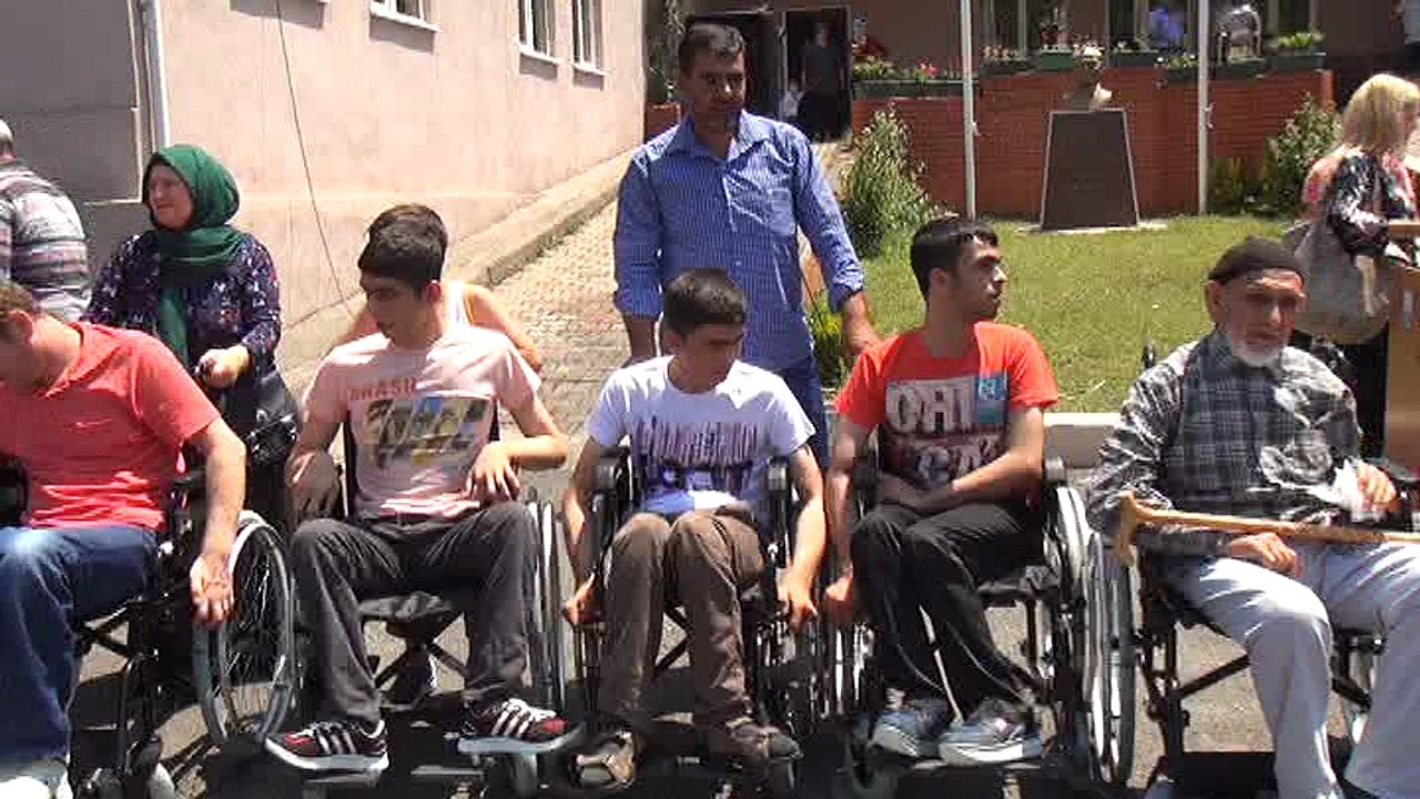 FİZİKSEL ENGELLİLER DERNEĞİ ÜYESİ 41 KİŞİYE TEKERLEKLİ SANDALYE TÖRENLE TESLİM EDİLDİ