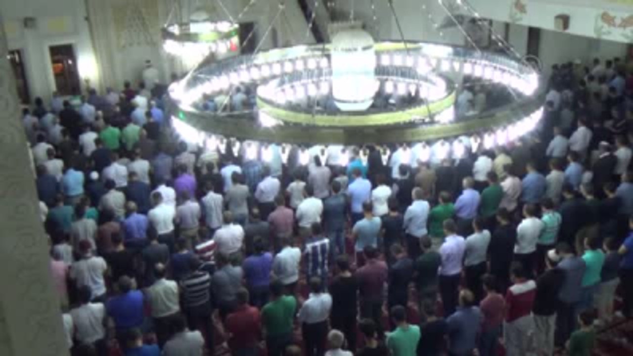 Yüksekova'da Kadir Gecesi'nde Camiler Doldu