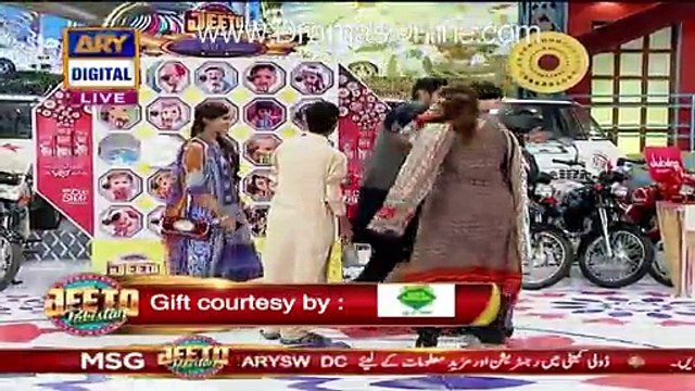 Car Jeetne Ki Khushi Main Larkion Ne Fahad Mustafa Ko Galey Laga Lia,Jis Per Fahad Ne Kia Kia