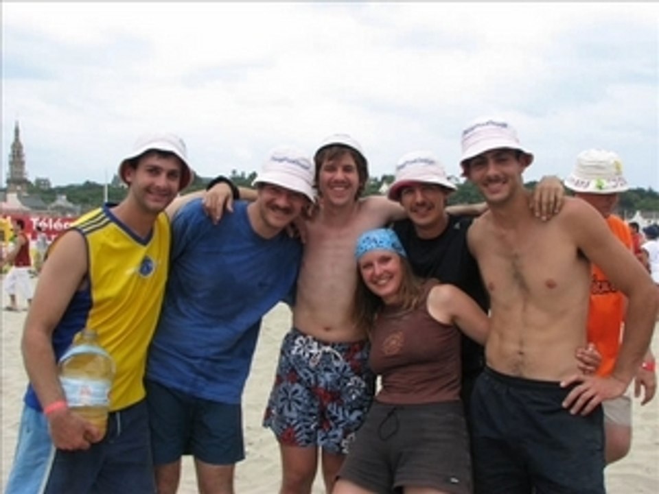 Sand'econner : un sandball moustachu à Binic 2007.