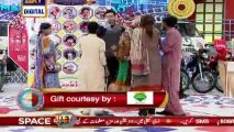 Car Jeetne Ki Khushi Main Larkion Ne Fahad Mustafa Ko Galey Laga Lia,Jis Per Fahad Ne Kia Kia