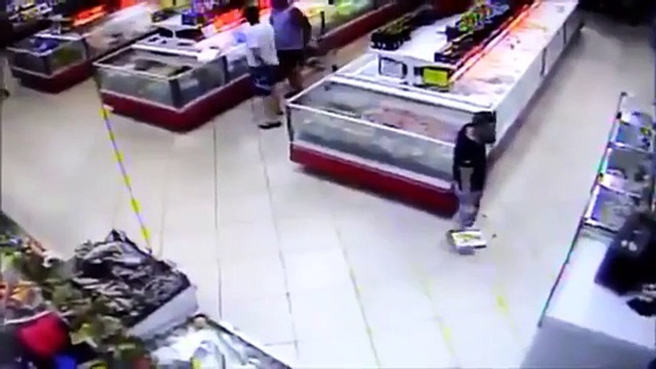 Un Poisson saute de l'aquarium pour finir dans le panier d'un client de ce supermarché