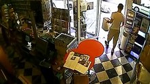 Le chien désarme le braqueur et le fait fuir