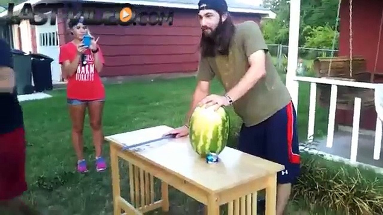 Couper une pastèque avec un machette